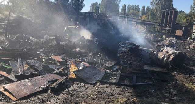 В Киеве на заводе сгорела свалка