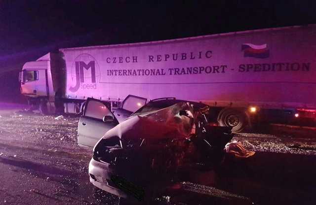 Во Львовской обл. легковушка влетела в фуру, есть погибшие