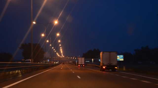 В Киеве голый мужчина кидался под колеса авто