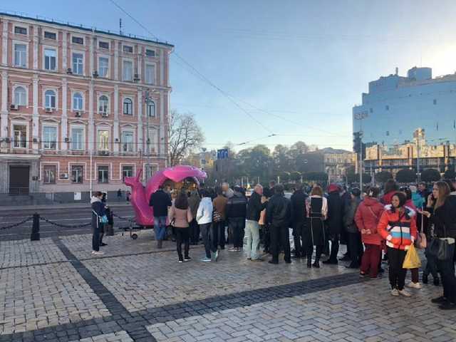 Молебен за Томос в Киеве. Людей свозят на автобусах и пускают по спискам