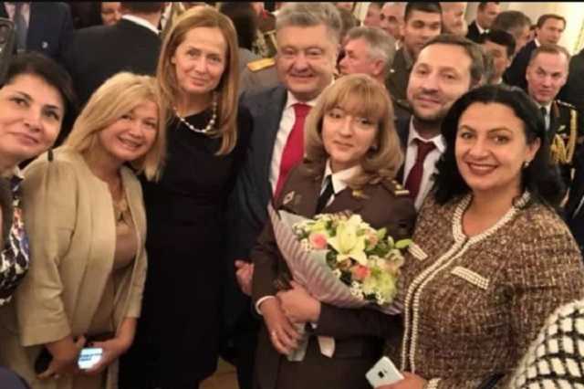 Порошенко впервые присвоил женщине звание генерала: что о ней известно