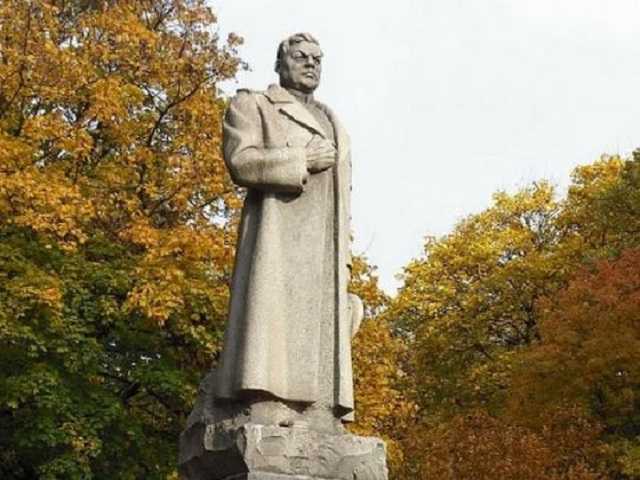 В Киеве пытаются снести памятник Ватутину: все подробности