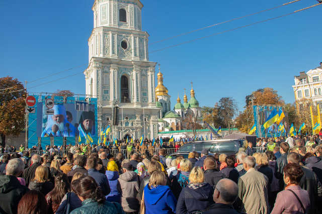 В центр Киева на массовую молитву свезли людей на автобусах