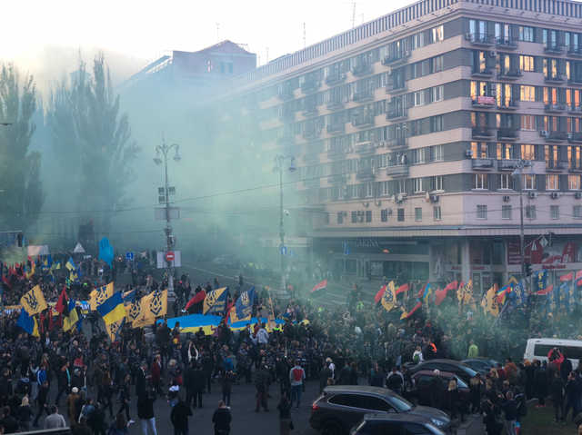 Центр Киева затянуло разноцветным дымом: грохочут взрывы