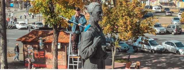 В Киеве на Подоле студенты отмыли памятник Сковороде ради зачета