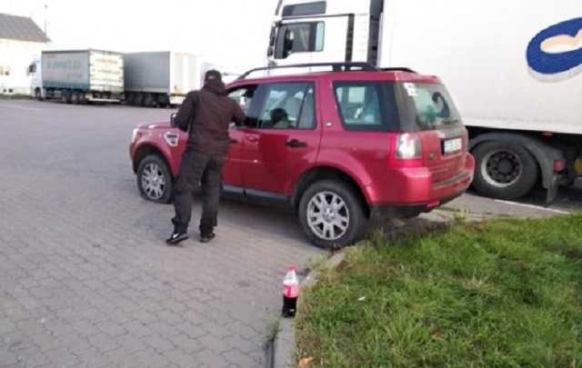 На заправці під Борисполем молодики з ножем напали на водія авто