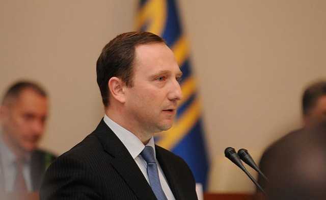 Глава АП Райнин получил в сентябре тройной оклад