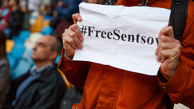 "Неизвестно, выживет ли он". Сестра Сенцова рассказала о его состоянии