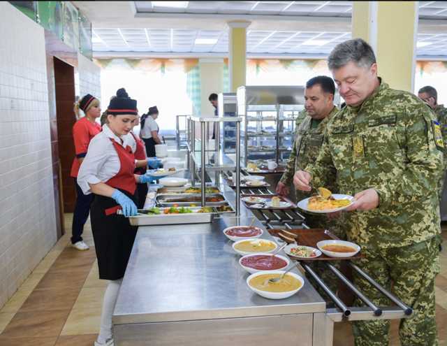 Порошенко поел в солдатской столовой: фото меню президента