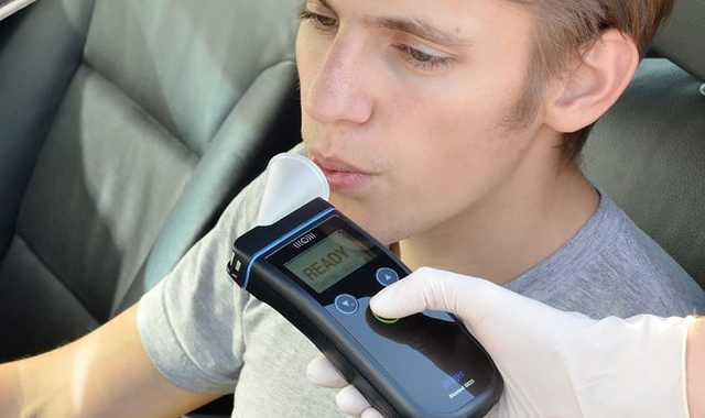 За отказ проходить алкотест водитель лишился прав на 10 лет