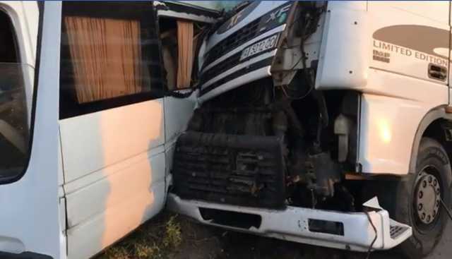 На Одесской трассе фура влетела в маршрутку с людьми, есть пострадавшие