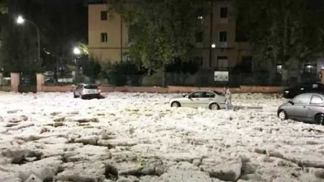 Рим атаковала мощная буря с ливнем и потоками льда: фото и видео непогоды
