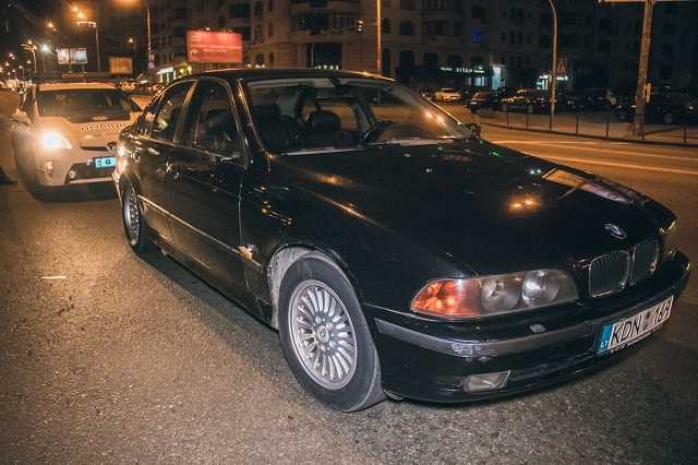 В Киеве BMW сбил пешехода, перебегавшего дорогу: момент попал на видео