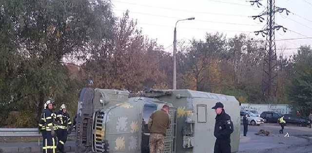 В Киеве перевернулся военный грузовик