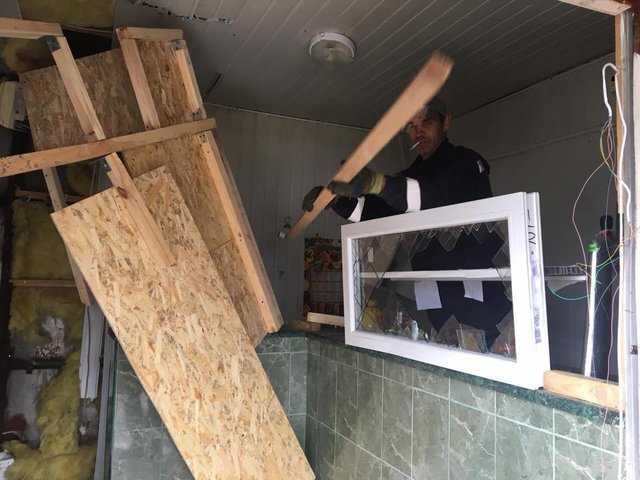 На Троещине демонтировали МАФы, в которых продавали алкоголь