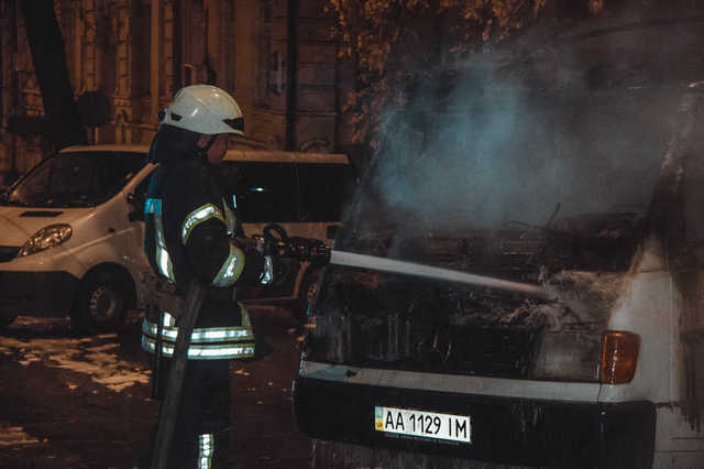 В центре Киева сгорел Mercedes