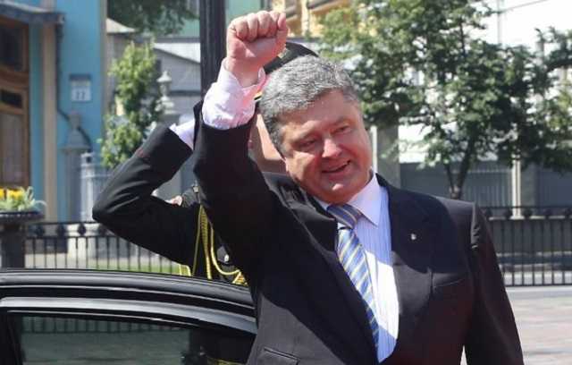 Для чиновников Порошенко закупили два люксовых Mercedes за 10 млн грн