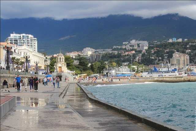 У центрі окупованої Ялти бандурист співає українські пісні