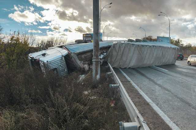 В Киеве на окружной перевернулась фура
