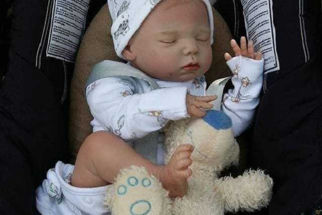 Бывший танкист АТО создает куклы, которые невозможно отличить от обычного ребенка