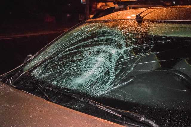 В Киеве возле ТРЦ «Космополит» водитель Renault сбил девушку