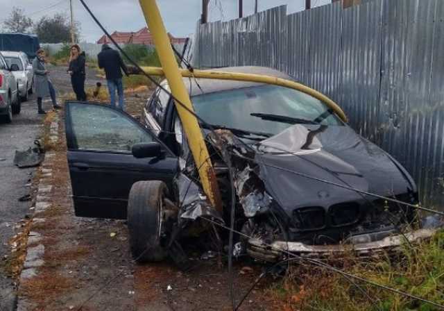 На Закарпатье водителю BMW удалось снести сразу три столба