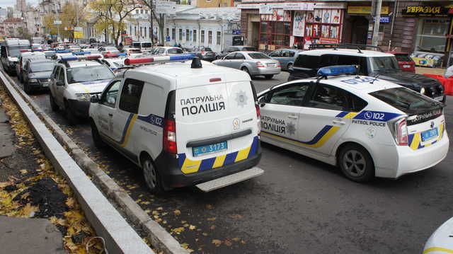 Полиция тушила загоревшуюся иномарку в центре Тернополя
