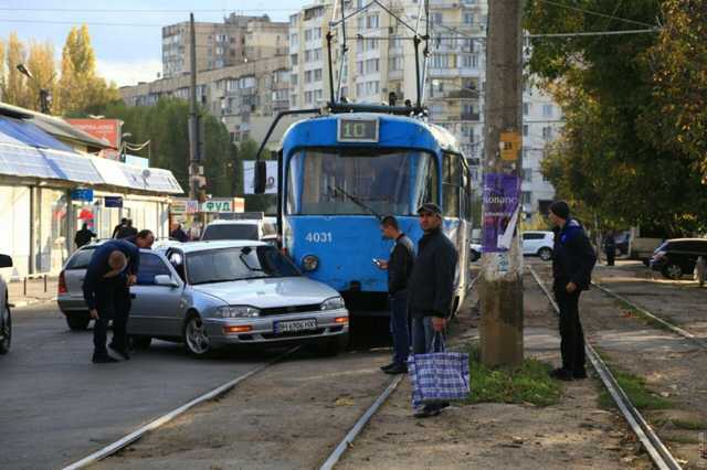 В Одессе трамвай протаранил легковой автомобиль
