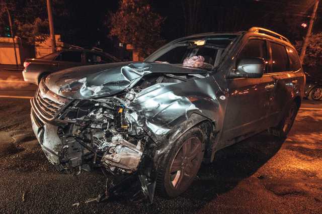 Такси с пассажирами попало в серьезное ДТП в Киеве
