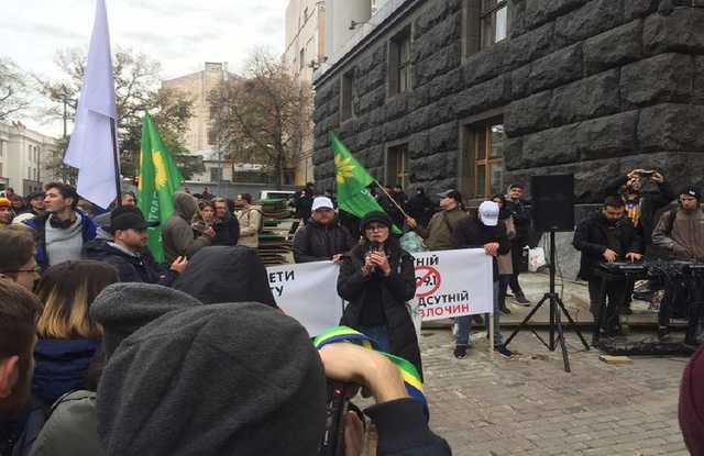 Під Кабміном проходить “Конопляний марш”