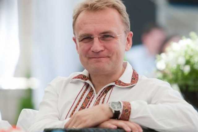 Садовий зробив фотосесію із священиком для своєї передвиборчої програми