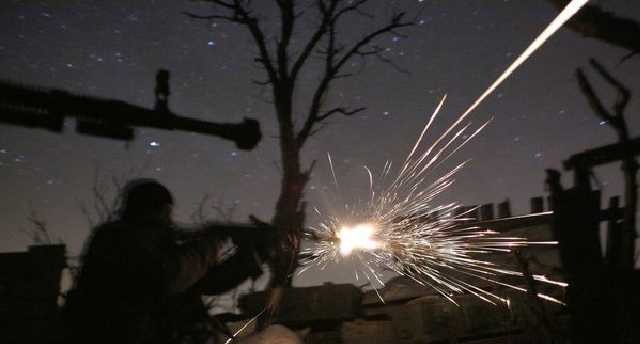 Появилось видео ночного боя на Донбассе