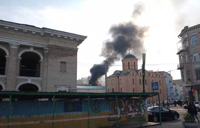 В Киеве на Контрактовой горит здание возле посольства Нидерландов