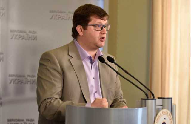 В Киеве нардеп устроил "бучу" на "Дискотеке 80-х" из-за пионерских галстуков: опубликовано видео