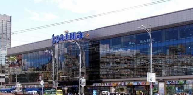 В Киеве эвакуировали посетителей универмага Украина: есть сообщение о заминировании