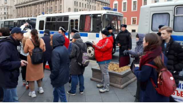 В России задержаны десятки участников акций в поддержку политзаключенных