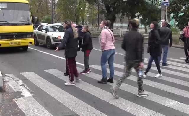 В Херсоне жители двух общежитий перекрыли центральный проспект из-за отключения электроэнергии