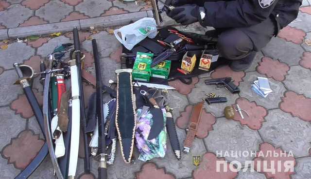 Под Днепром задержали грабителей с саблями и гранатами