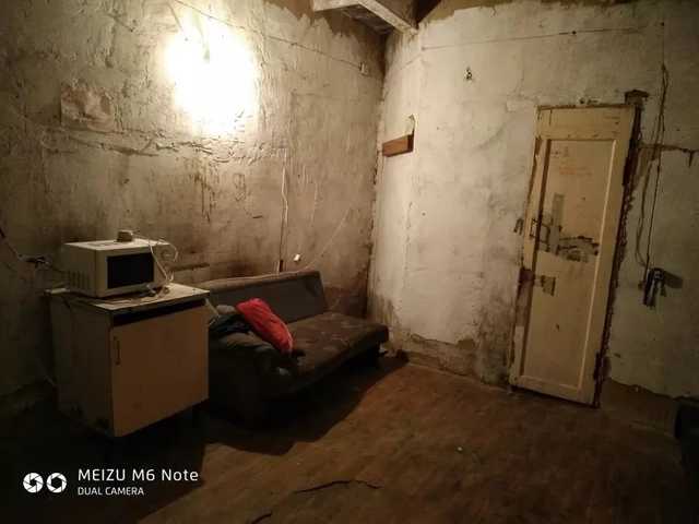 Зато с телескопом: в Киеве сдают жуткую «убитую» квартиру без кухни и окон