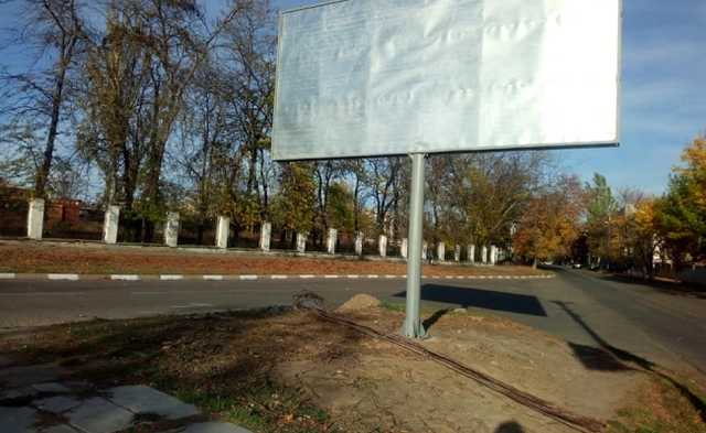 В Херсоне ради рекламных щитов спиливают деревья