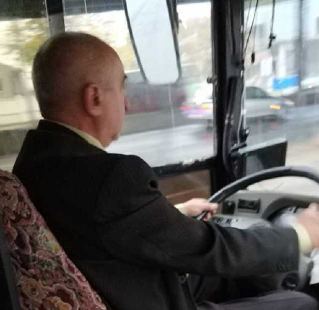 ’’При полном параде’’: в Киеве заметили необычного водителя троллейбуса