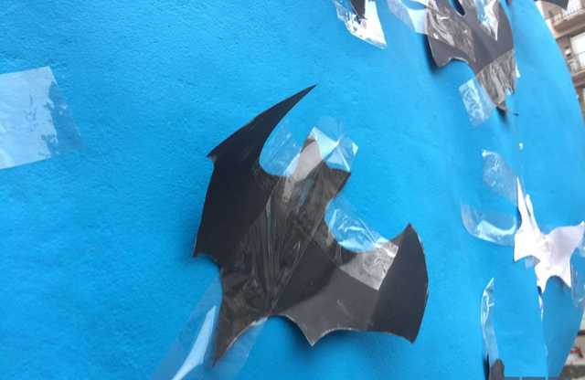 На синюю руку в центре Киева «слетелись» летучие мыши