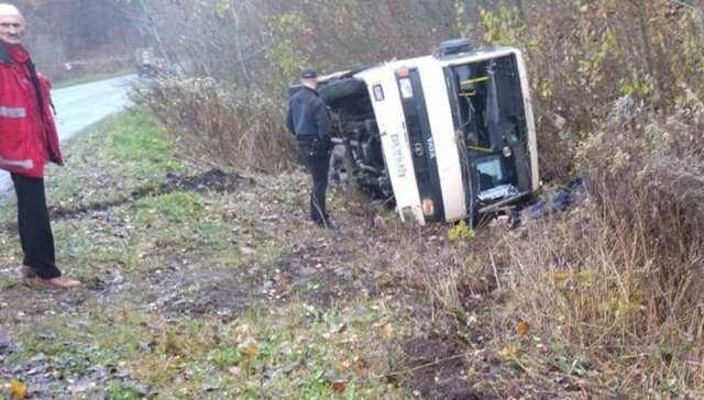 “Уснул за рулем”: В Тернопольской области перевернулся рейсовый автобус