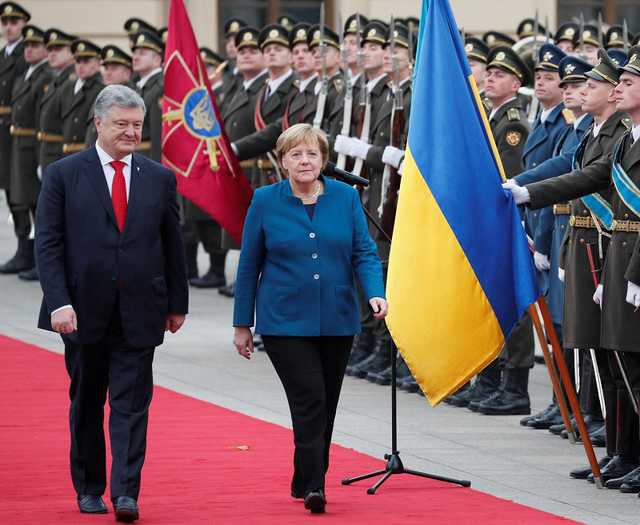 "Вітаю, воїни!": Меркель у Києві привітала почесний президентський караул українською мовою