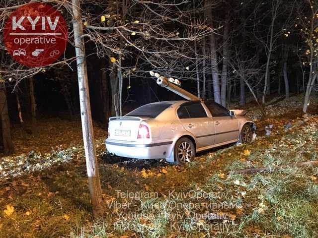 В Киеве водитель влетел в столб, чтобы не въехать в остановку