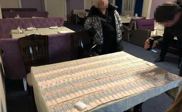 Чиновницу ГФС задержали за вымогательство 200 тысяч гривен