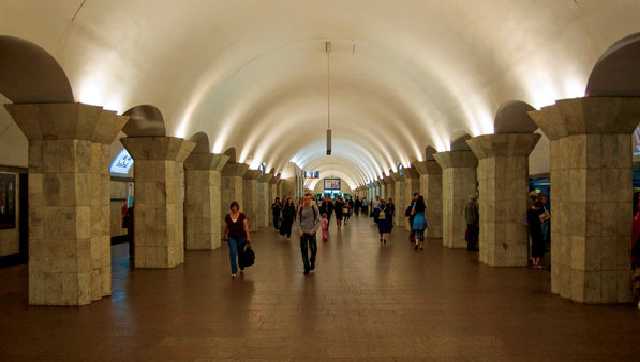 Станцию метро "Майдан Незалежности" закрыли из-за "минирования"