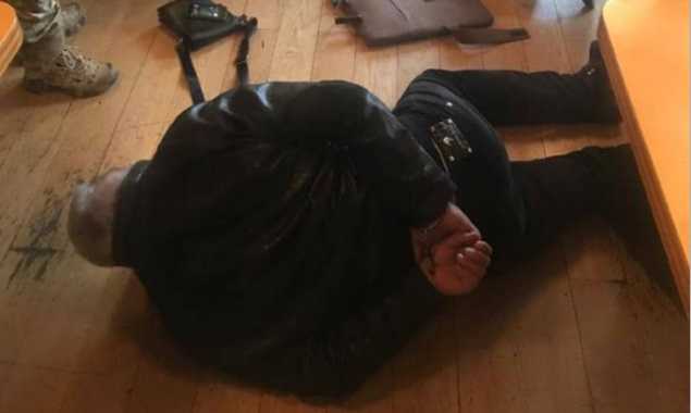 В Киеве двое мужчин вымогали у адвоката 30 тысяч долларов