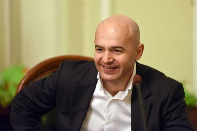 “Нужна помощь – звони”. Кононенко установил агитационные биллборды в Киевской области