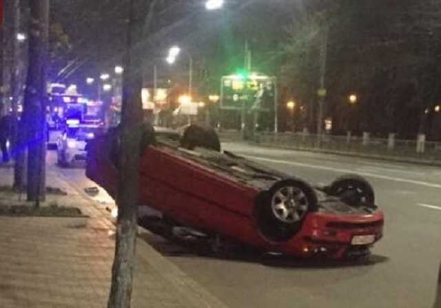 В Киеве в результате аварии перевернулся автомобиль